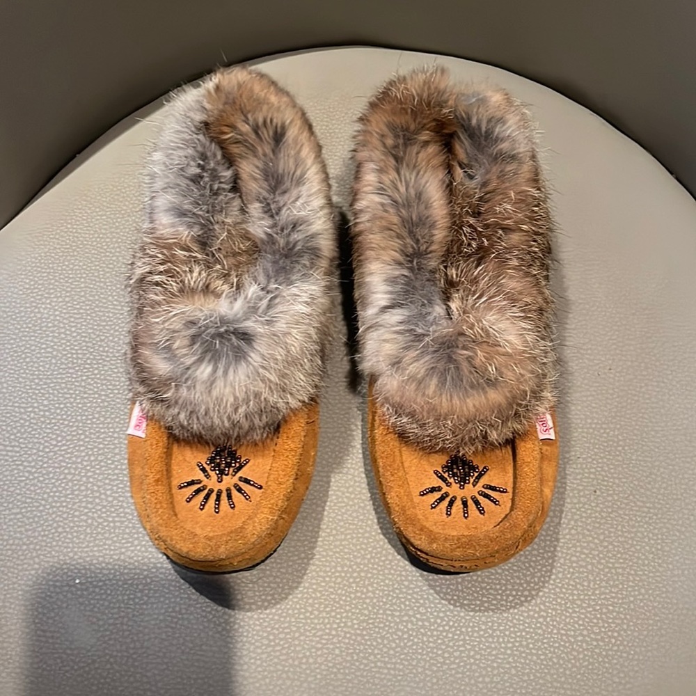 SoftMoc Tan Colour Beaded Genuine Fur Trimmed Moccasins